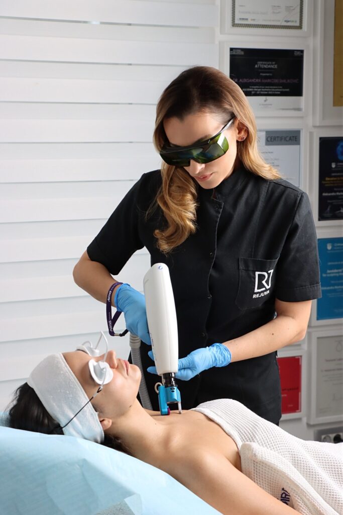 ClearLift lasersko podmlađivanje - Dr Aleskandra Markoski Smiljković radi ClearLift tretman na Alma Harmony XL Pro Laseru