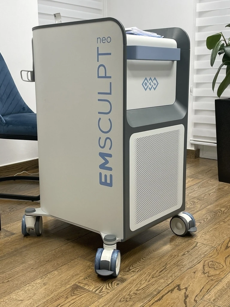 EmSculpt aparat/platforma - ordinacija estetske medicine Rejuva Beograd Dedinje