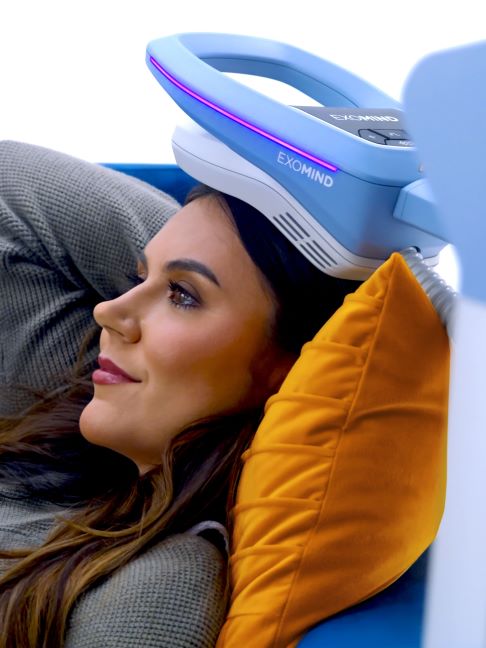 EXOMIND (ExoTMS™) tretman u Beogradu – pacijent tokom komforne, neinvazivne TMS sesije | Rejuva