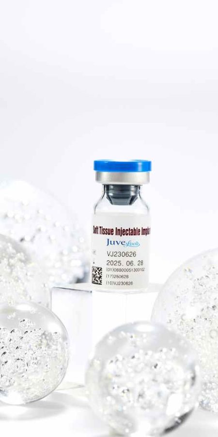 Juvelook-kolgen-stimulator-Rejuva Bočica Juvelook kolagen stimulatora sa hijaluronskom kiselinom u minimalističkom medicinsko-estetskom ambijentu – Rejuva ordinacija